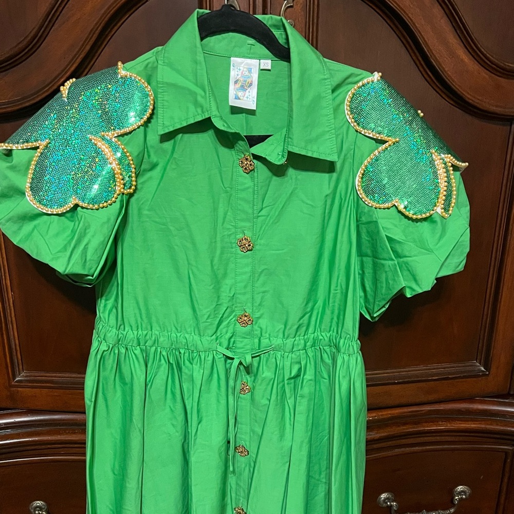 QUEEN OF SPARKLES Green Button-Front Dress with Sequin Shamrock Shoulder Accents - Picture 2 of 9